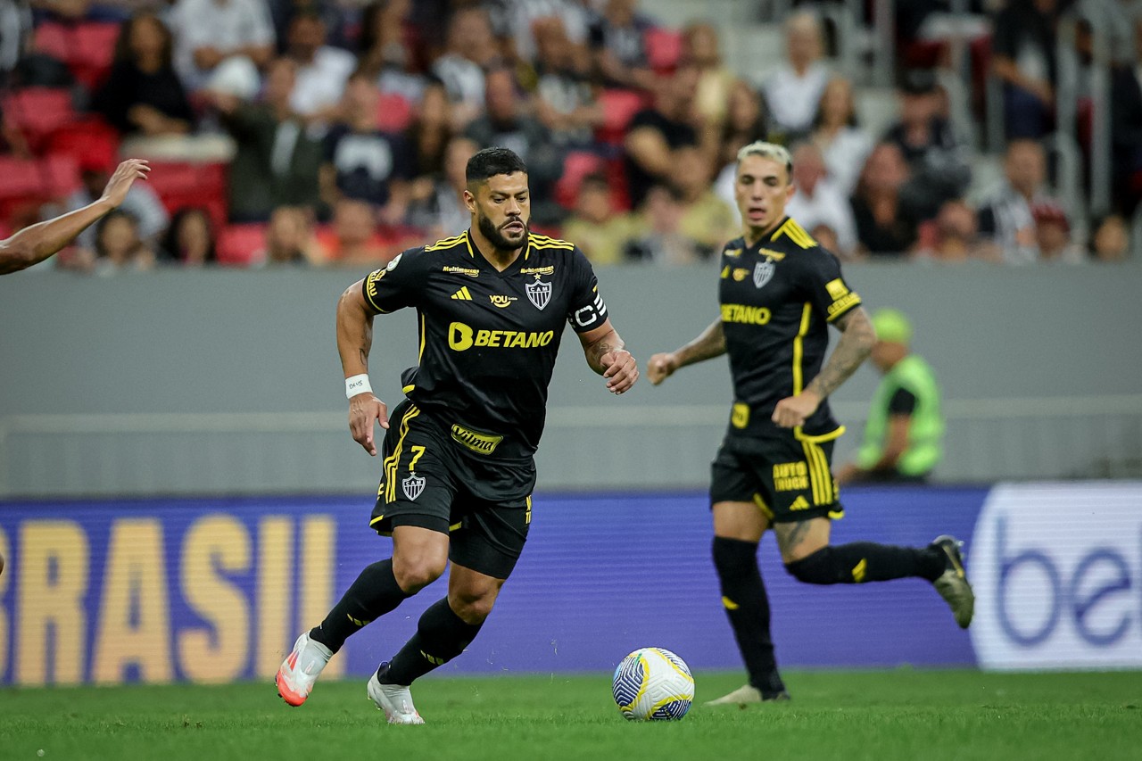 Hulk em ação durante a partida contra o Juventude, no estádio Mané Garrincha