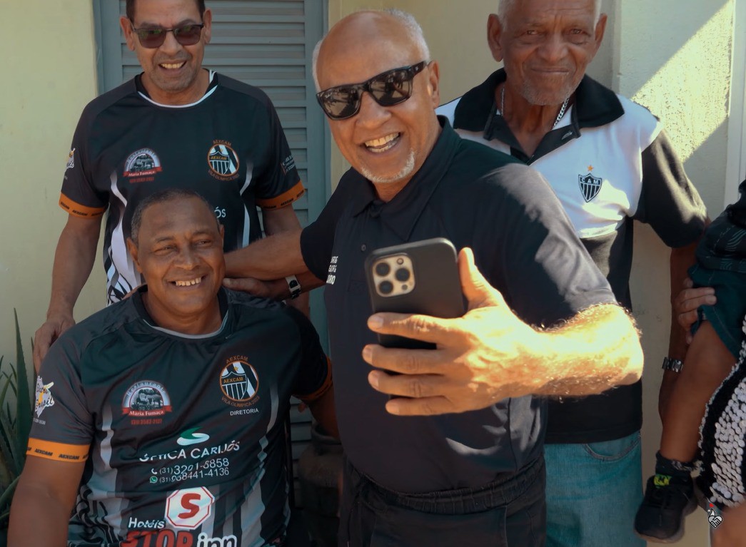 Dinho foi homenageado por Reinaldo e outros ídolos do clube