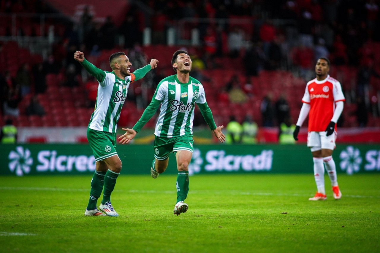 Jogadores do Juventude  comemoram gol durante a partida contra o Internacional