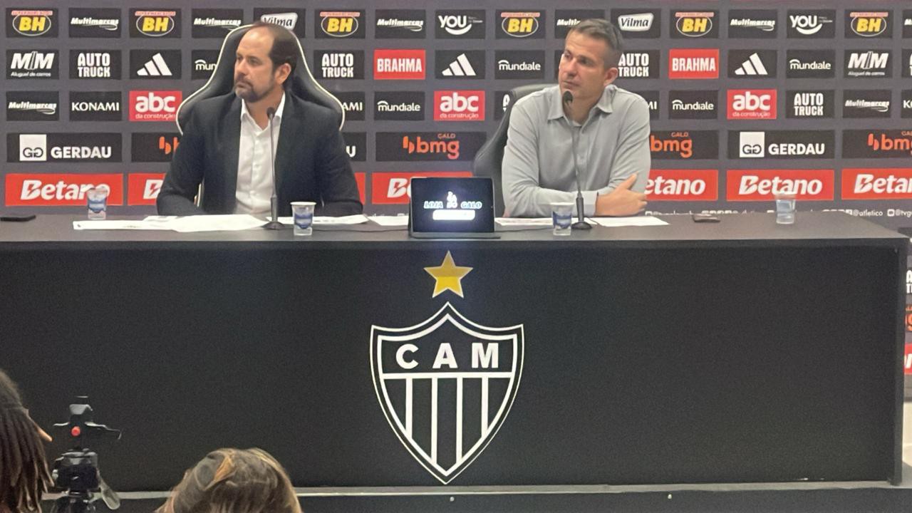 Bruno Muzzi, CEO do Atlético, e Victor, diretor de futebol, participam de coletiva na Arena MRV