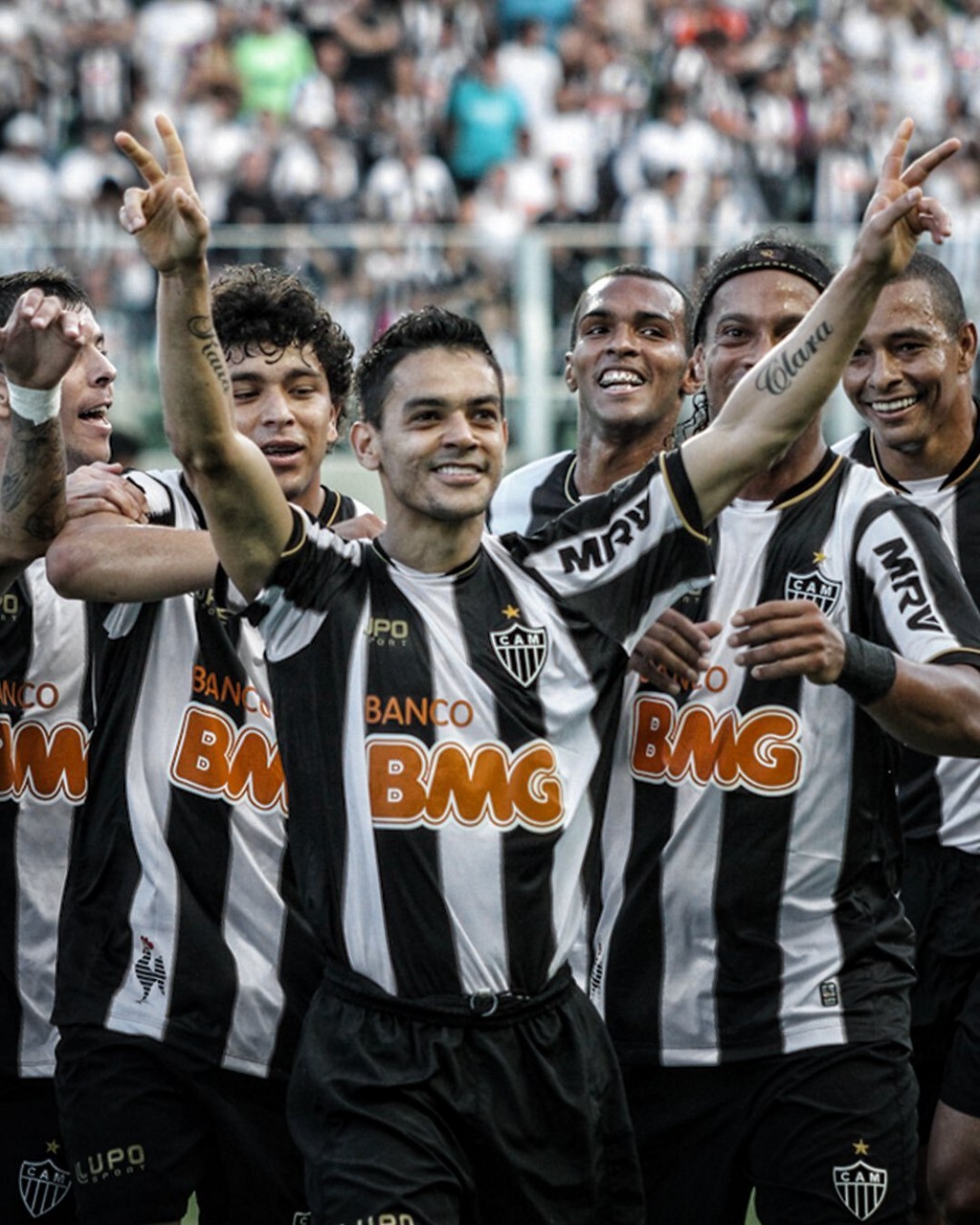 Leandro Donizete, Luan, Josué, Jô, Ronaldinho Gaúcho e Gilberto Silva comemoram gol do Atlético
