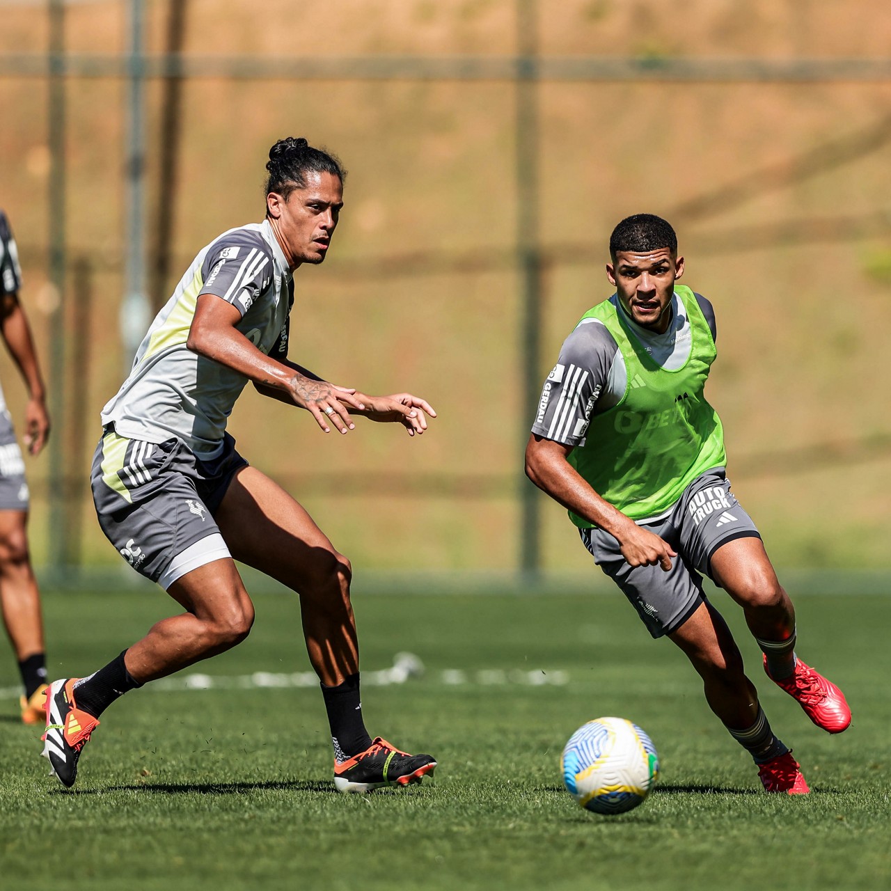 Zagueiro uruguaio Maurício Lemos em ação durante treinamento na Cidade do Galo