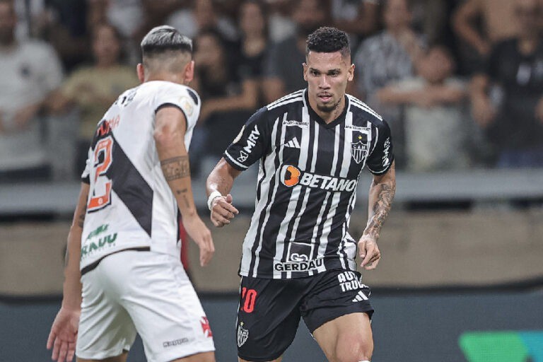 Atacante Paulinho em ação durante jogo do Atlético contra o Vasco pelo Brasileirão 2023