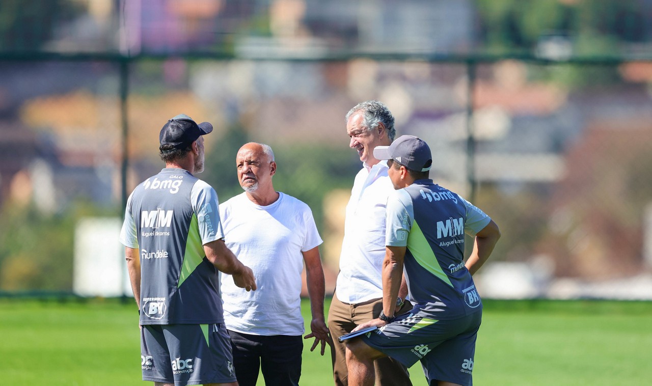 Ao lado do presidente Sérgio Coelho, Reinaldo conversa com o técnico do Galo, Gabriel Milito