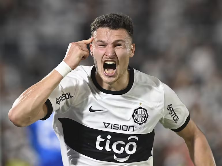 Atacante Facundo Bruera comemora um de seus gols pelo Olimpia, do Paraguai
