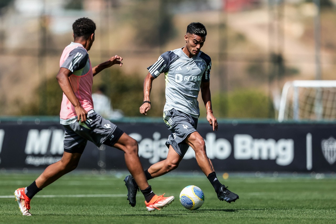Argentino Fausto Vera em ação durante treino na Cidade do Galo