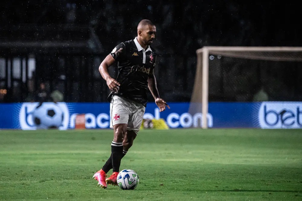 Lateral-direito Paulo Henrique domina a bola durante partida do Vasco
