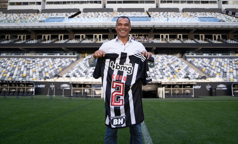 O ex-lateral da Seleção Brasileira recebeu uma camisa personalizada do Atlético