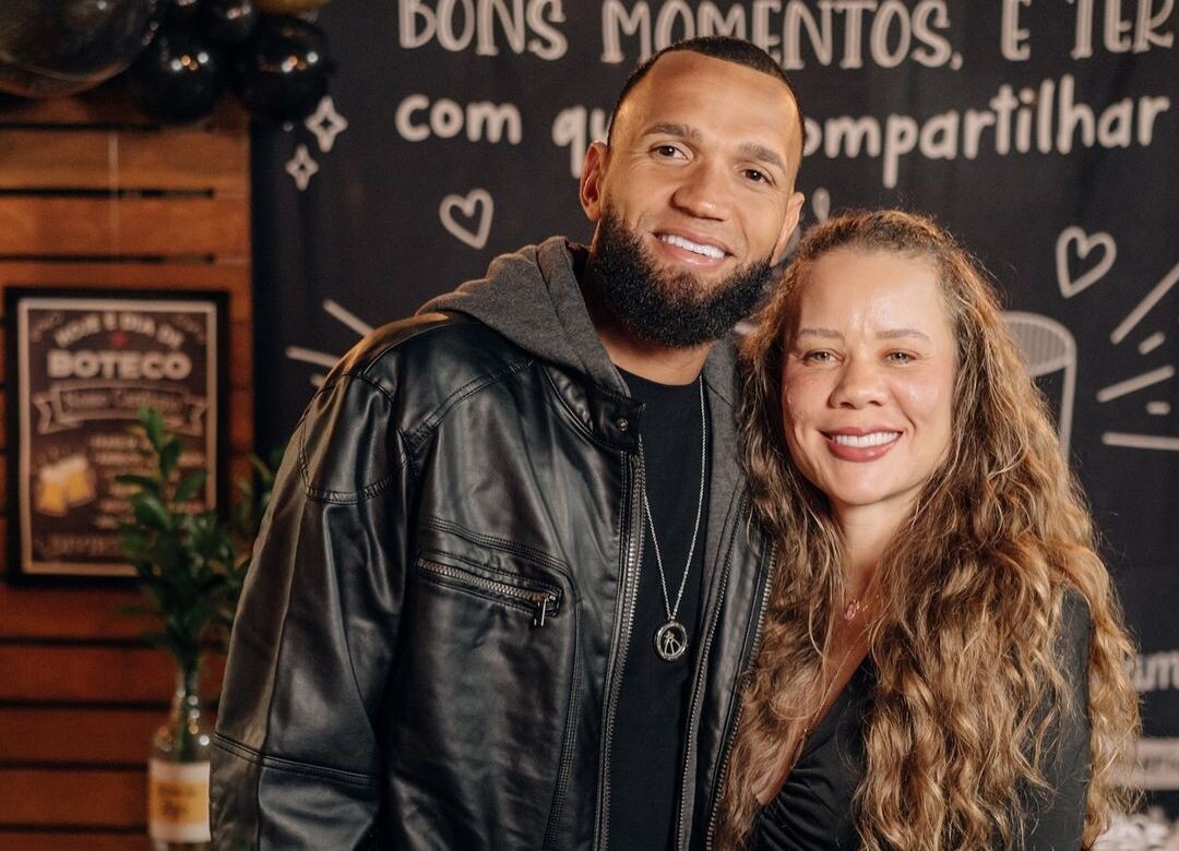 Everson posa ao lado da esposa Rafaela Vieira durante comemoração