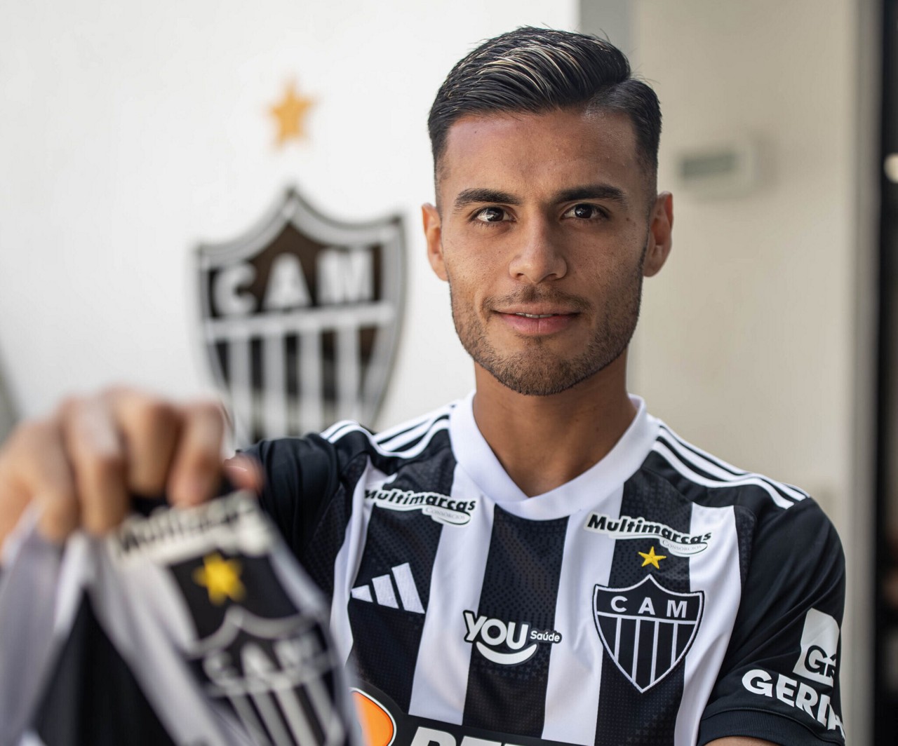 Novo reforço do Atlético, volante argentino Fausto Vera já veste a camisa do Galo 
