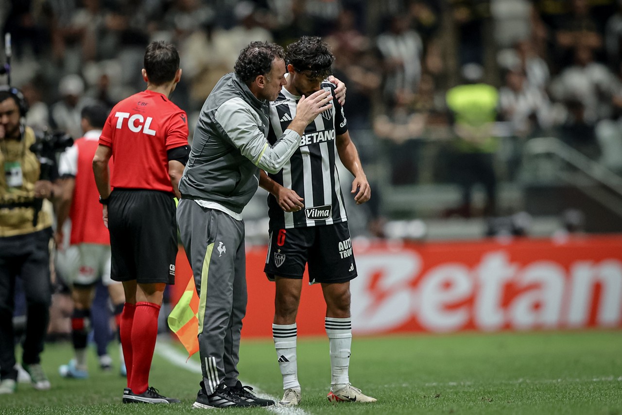 O técnico do Atlético, Gabriel Milito, com o meia Gustavo Scarpa