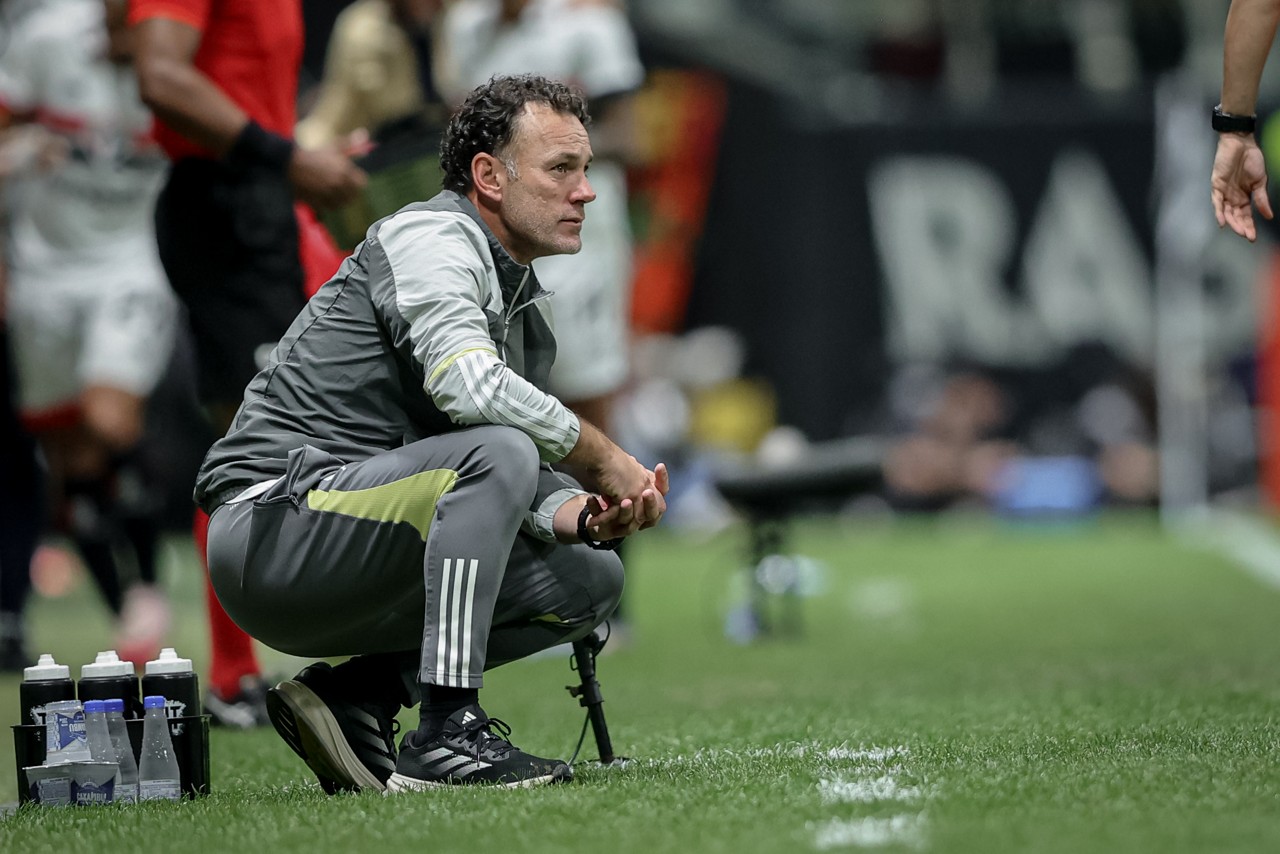 Gabriel Milito precisou improvisar na faixa esquerda do Atlético