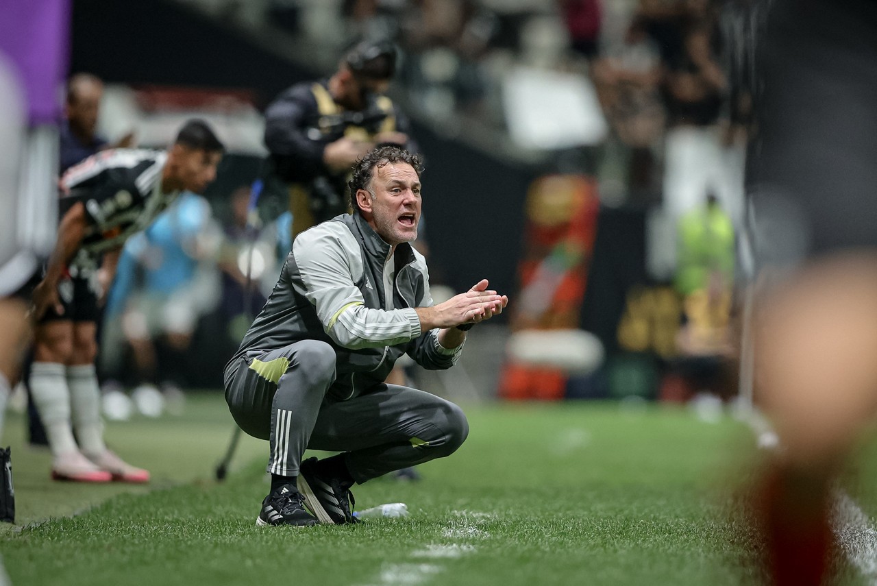 Gabriel Milito, técnico do Atlético, em jogo contra o Corinthians