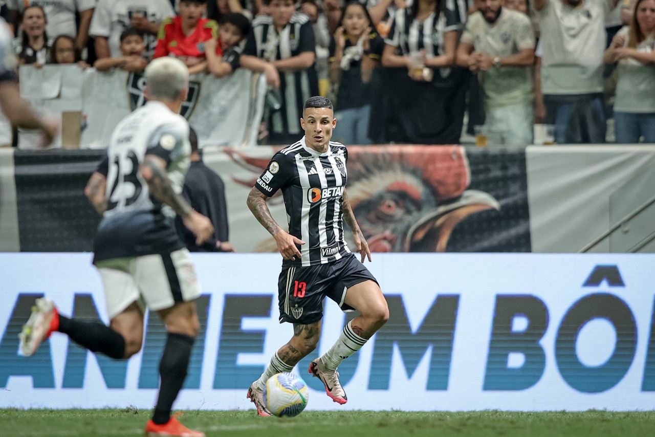 Guilherme Arana (com a bola), lateral-esquerdo do Atlético