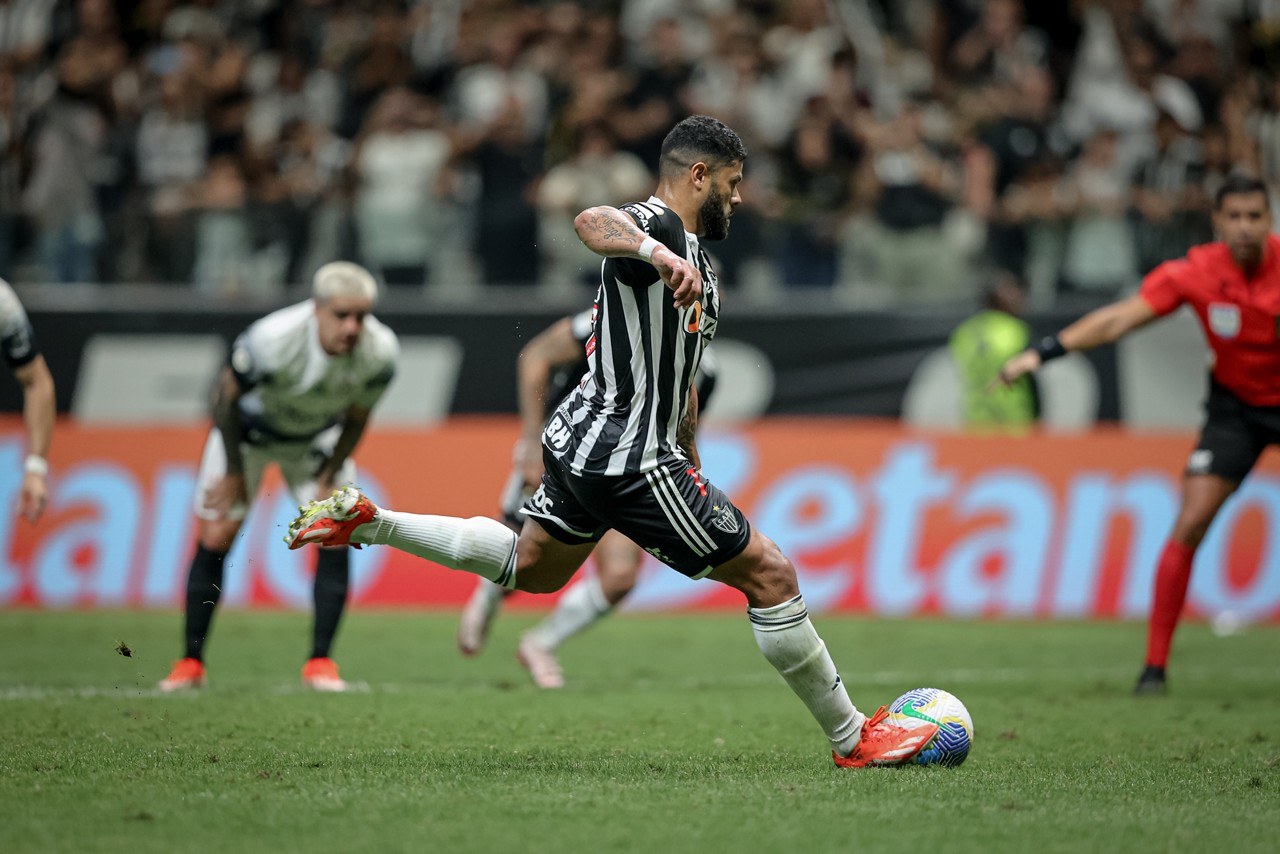 Hulk marcou os dois gols do Atlético na partida