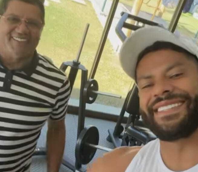 Hulk ao lado do pai, seu Gilvan