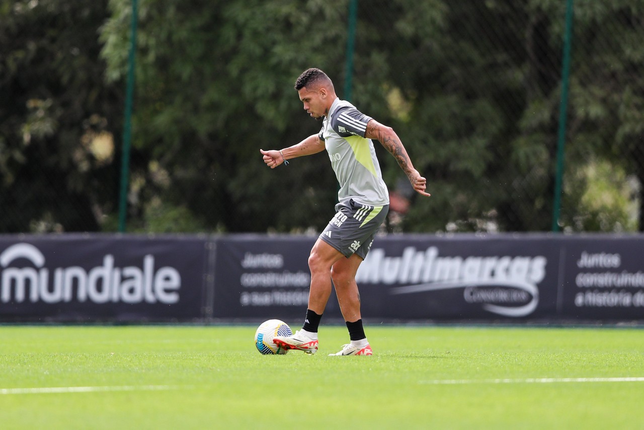 Paulinho durante treino na Cidade do Galo, neste domingo (14), às vésperas do duelo contra o Juventude, em Brasília