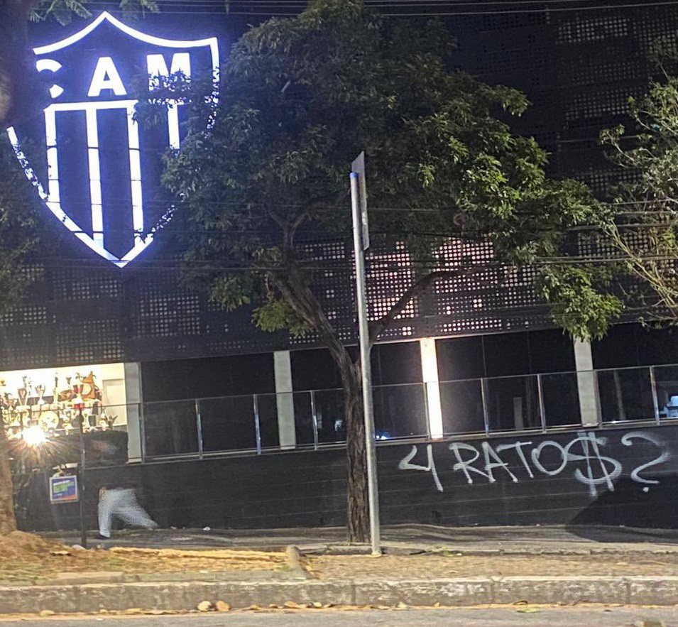Sede de Lourdes foi pichada na noite deste domingo (7) após a derrota do Galo para o Botafogo
