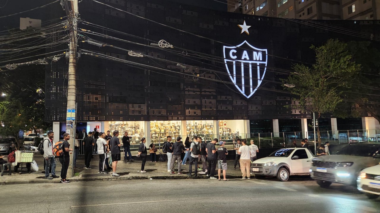 Torcida do Galo faz protesto nesta quarta-feira (10 de julho) em frente à sede de Lourdes