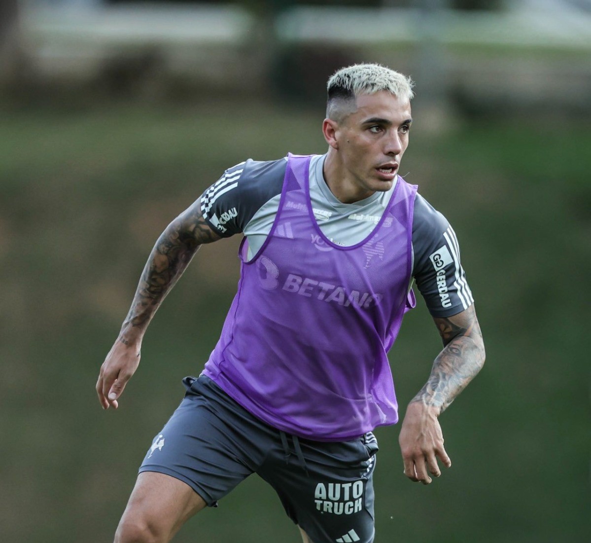 O lateral Renzo Saravia será opção para o técnico Gabriel Milito contra o São Paulo