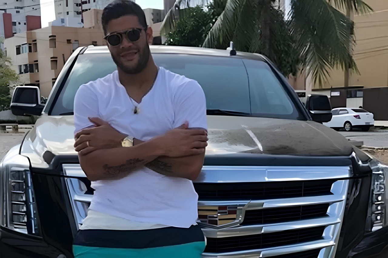 Hulk posa ao lado de seu luxuoso Cadillac Escalade 2017; será que ele vai trocar pelo novo?