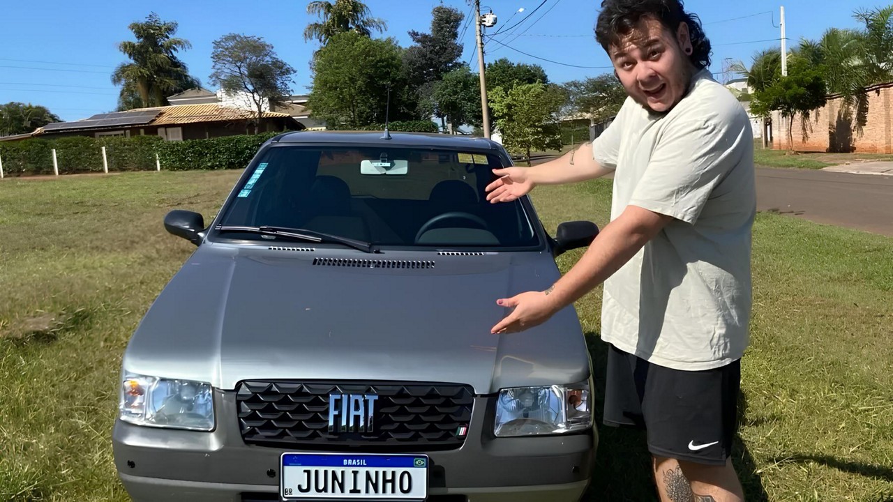 Tiktoker Biscoito Seno posa ao lado do "Juninho", seu Uno Mille 2008 modificado