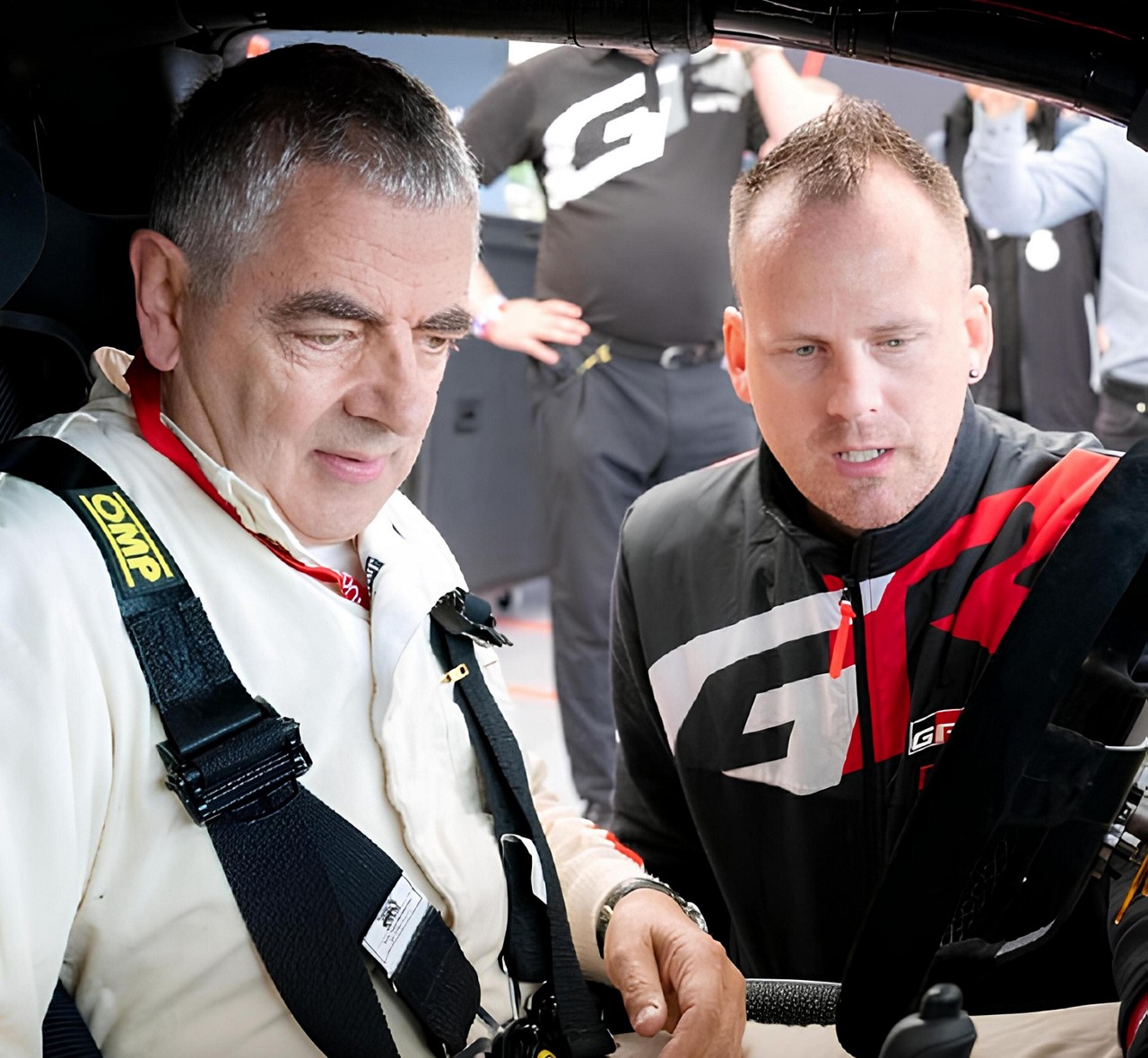 Ator Rowan Atkinson, o Mr. Bean, acelerou fundo o Toyota Yaris movido a hidrogênio, no Festival de Goodwood, na Inglaterra