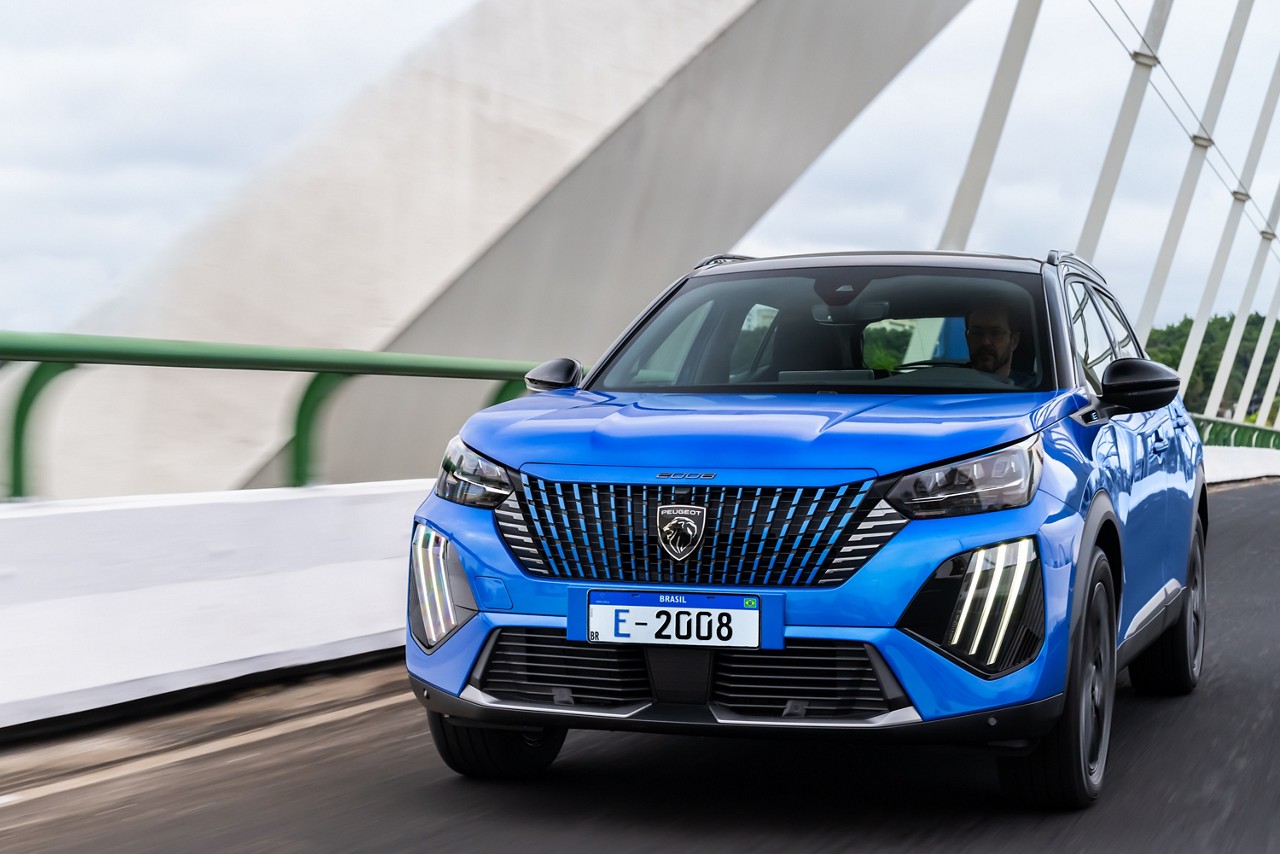 Novo Peugeot e-2008 começa a ser vendido em agosto 