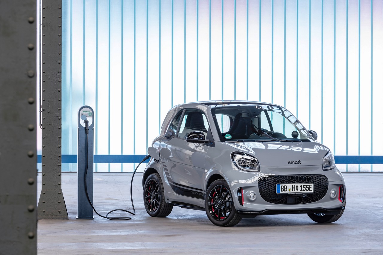 Die neue Generation: smart EQ fortwo coupé;Stromverbrauch kombiniert 16,5 – 14,0 kWh/100km, CO2-Emissionen kombiniert: 0 g/km*

The new generation: smart EQ fortwo coupé;Combined electrical consumption 16.5 – 14.0 kWh/100km, combined CO2 emissions: 0 g/km*