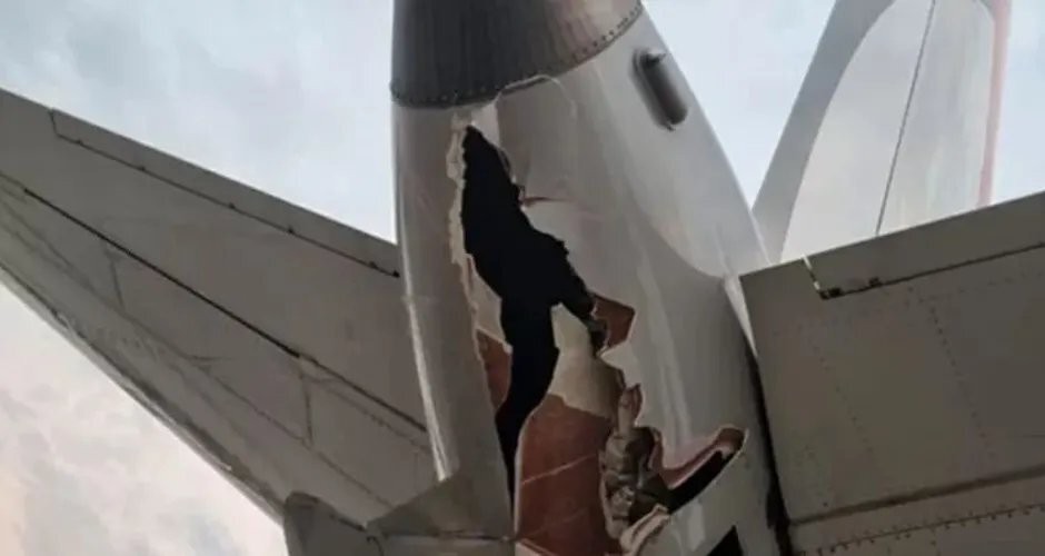 Cauda do avião ficou destruída com o impacto