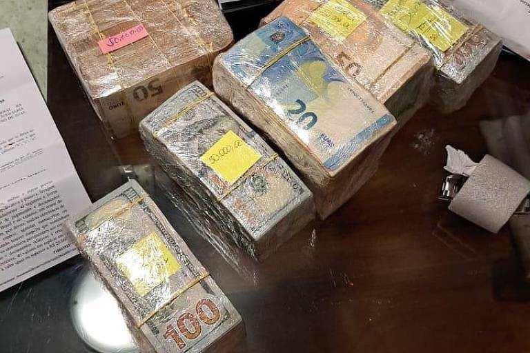 Dinheiro apreendido em operação da Polícia Federal contra desvio na pasta da Educação em Belford Roxo, na Baixada Fluminense 