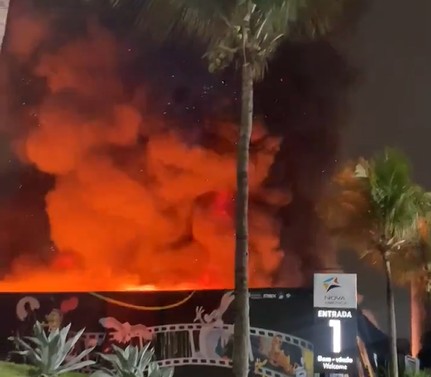Incêndio destruiu peças de exposição da Casa Warner, no Rio de Janeiro