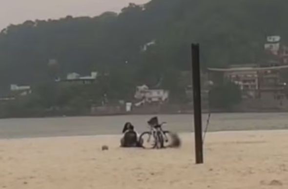 Casal fez sexo na praia ignorando a criança que estava ao lado deles