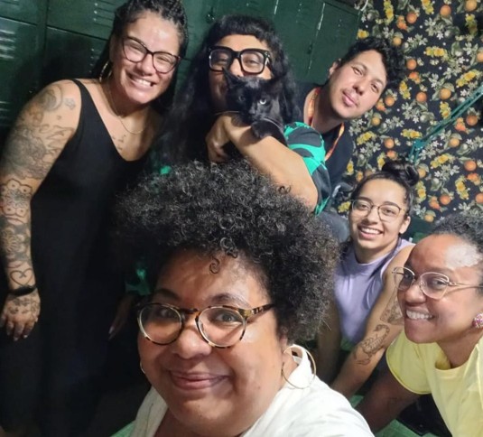 Déia Freitas (segurando gato, chamado de coentro-Nenê), com sua equipe
