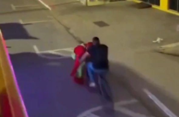 Fofão foi atingido por ciclista após pular de marquise 