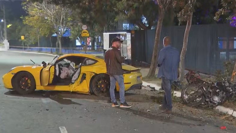 Porsche bate em moto na avenida Interlagos, em São Paulo, e motociclista morre