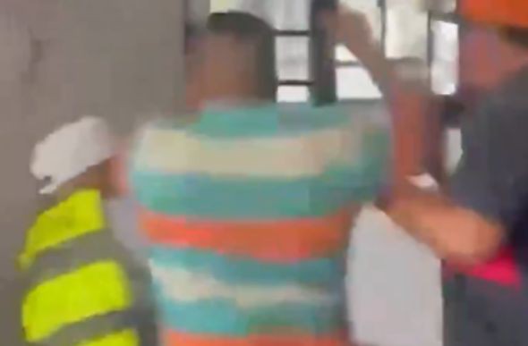O pai do motociclista partiu para cima do motorista do Porsche dentro da delegacia 