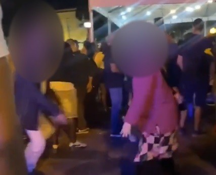 Casal foi flagrado por uma jornalista que estava no samba
