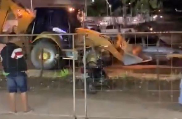 Retroescavadeira arrastou carros e deixou pessoas feridas