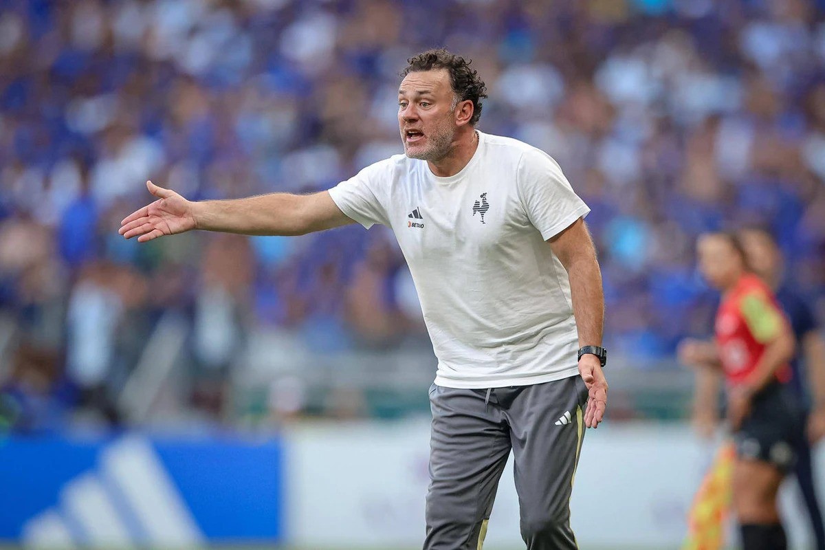 Gabriel Milito vai completar três meses no comando do Atlético