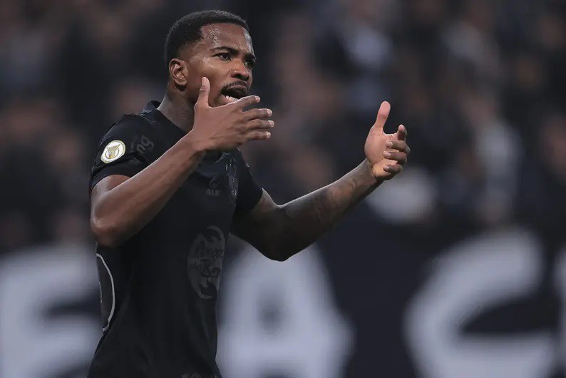 Zagueiro Cacá em ação pelo Corinthians durante duelo na Neo Química Arena, em São Paulo