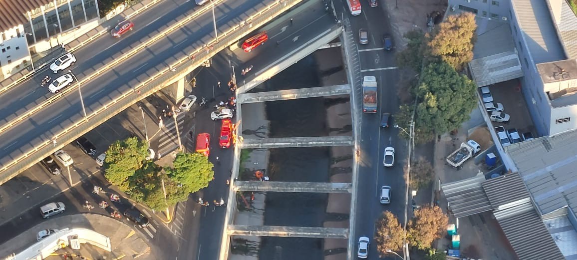 A colisão aconteceu embaixo do viaduto da avenida Francisco Salles