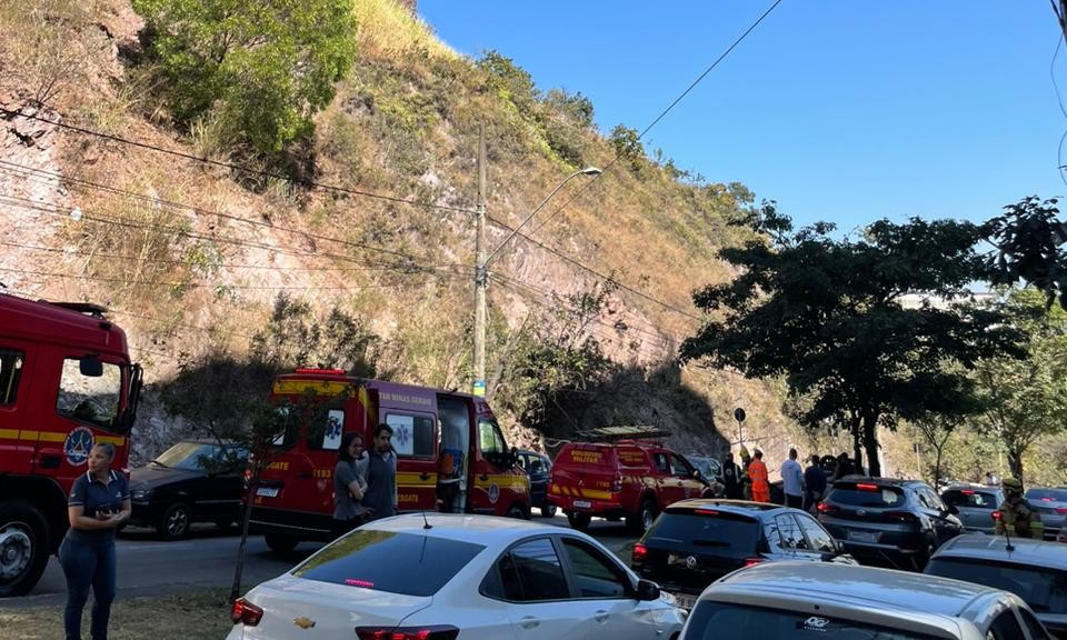 A criança foi retirada do veículo por populares.