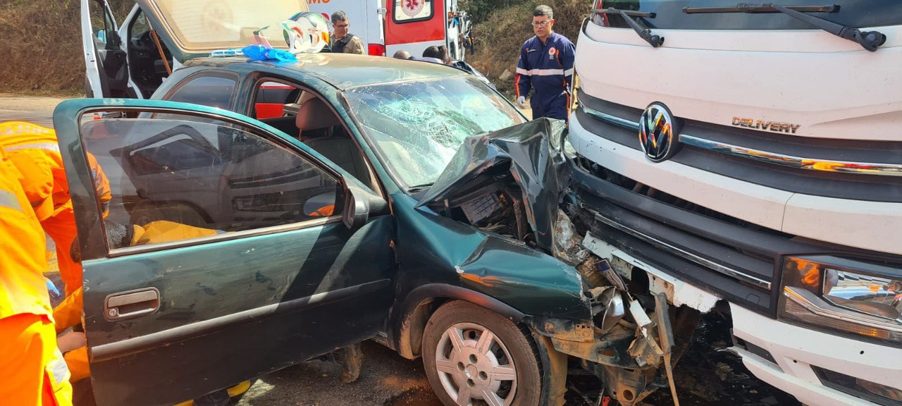Carro das vítimas ficou completamente destruído após a batida