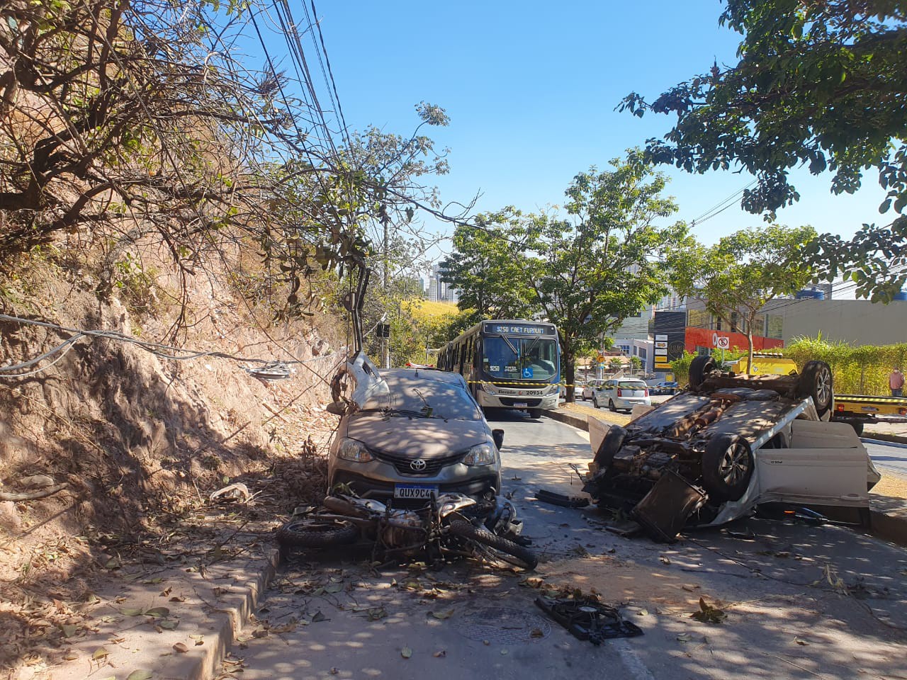 Carro despencou de altura de 9 metros, segundo bombeiros. 