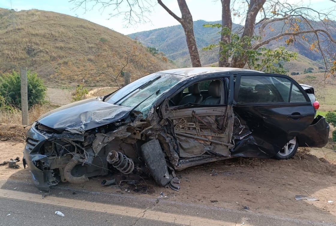 Carro envolvido em acidente em Divino das Laranjeiras
