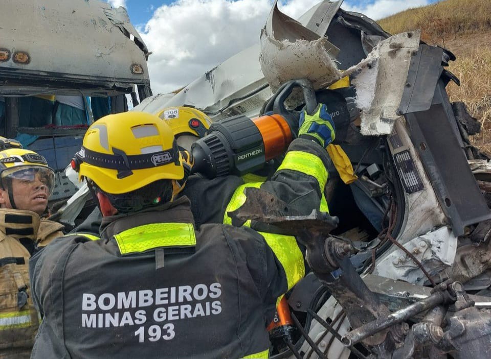 Bombeiros atendem ocorrência de acidente na BR-116, em Frei Inocêncio