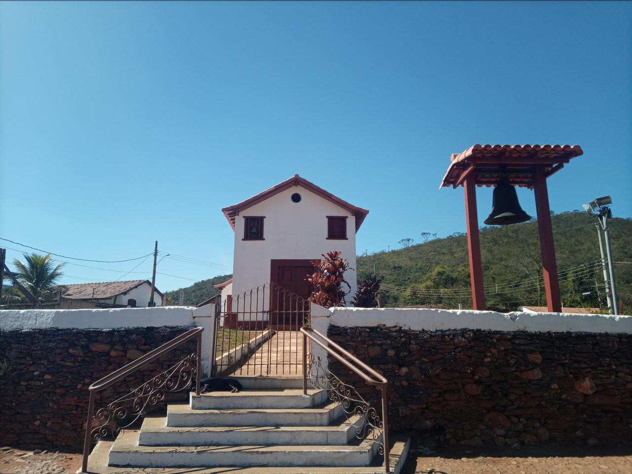 A igreja tem quase 300 anos e conta com elementos do barroco mineiro