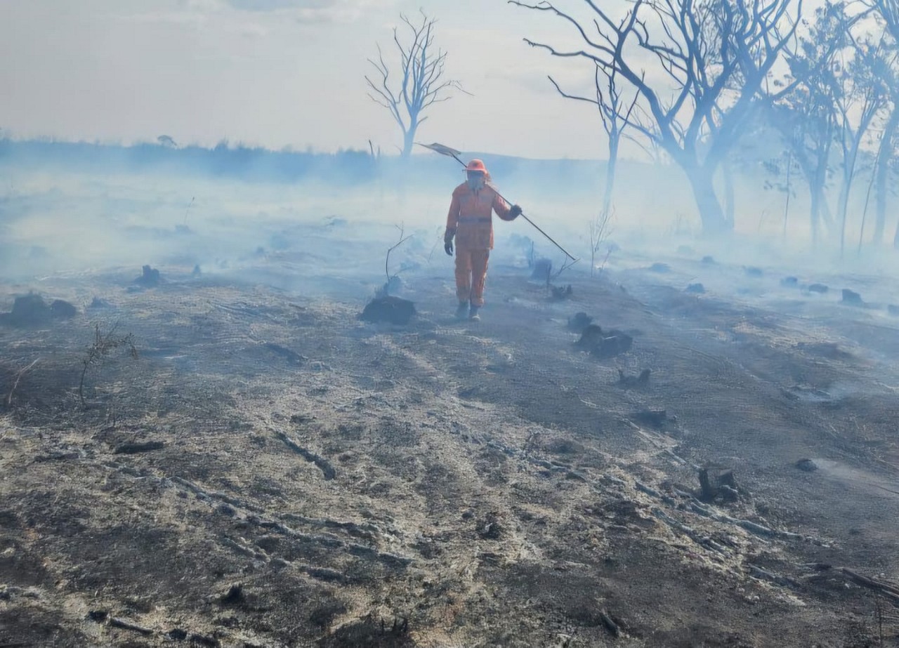 Militar do Corpo de Bombeiros durante combate a incêndio em Minas
