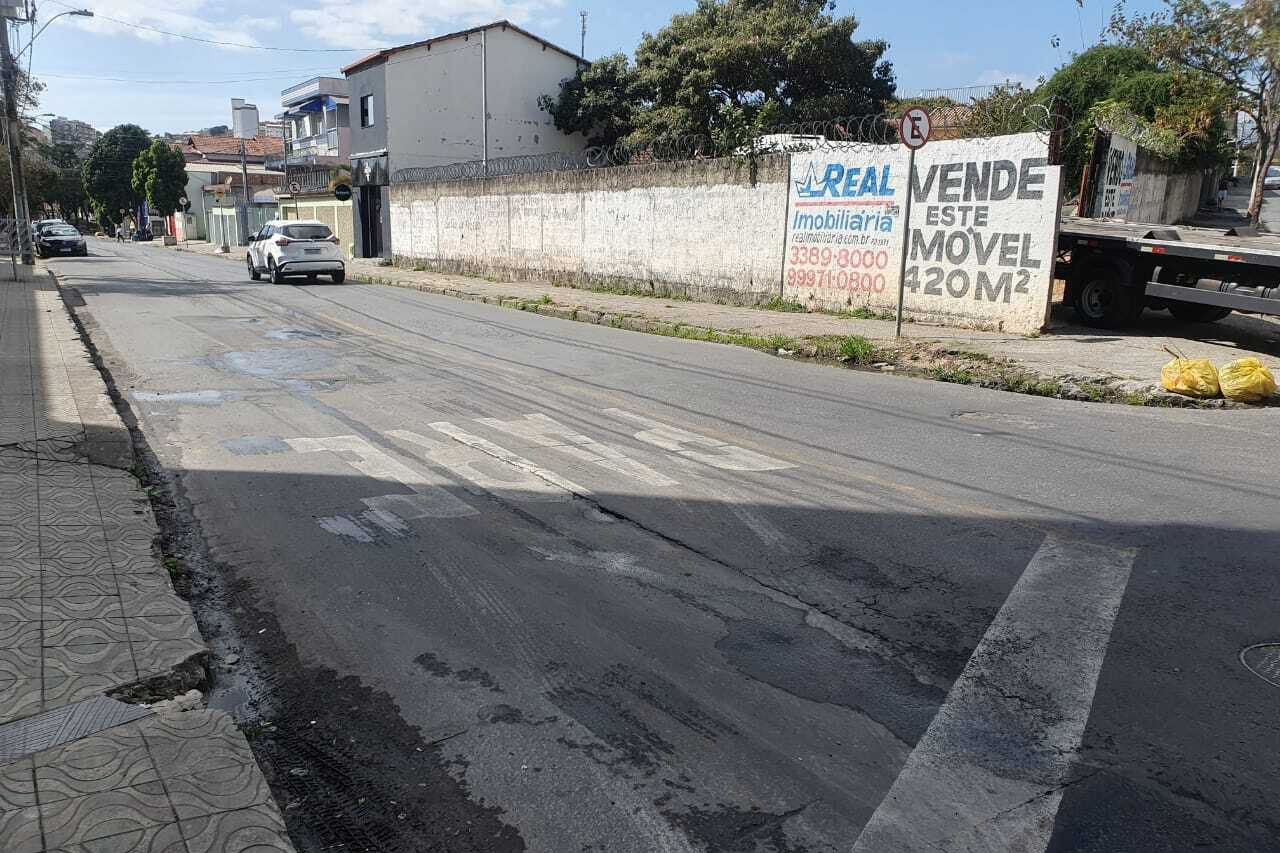 Buraco e 'afundamento' de asfalto causam transtorno em via do bairro Tirol